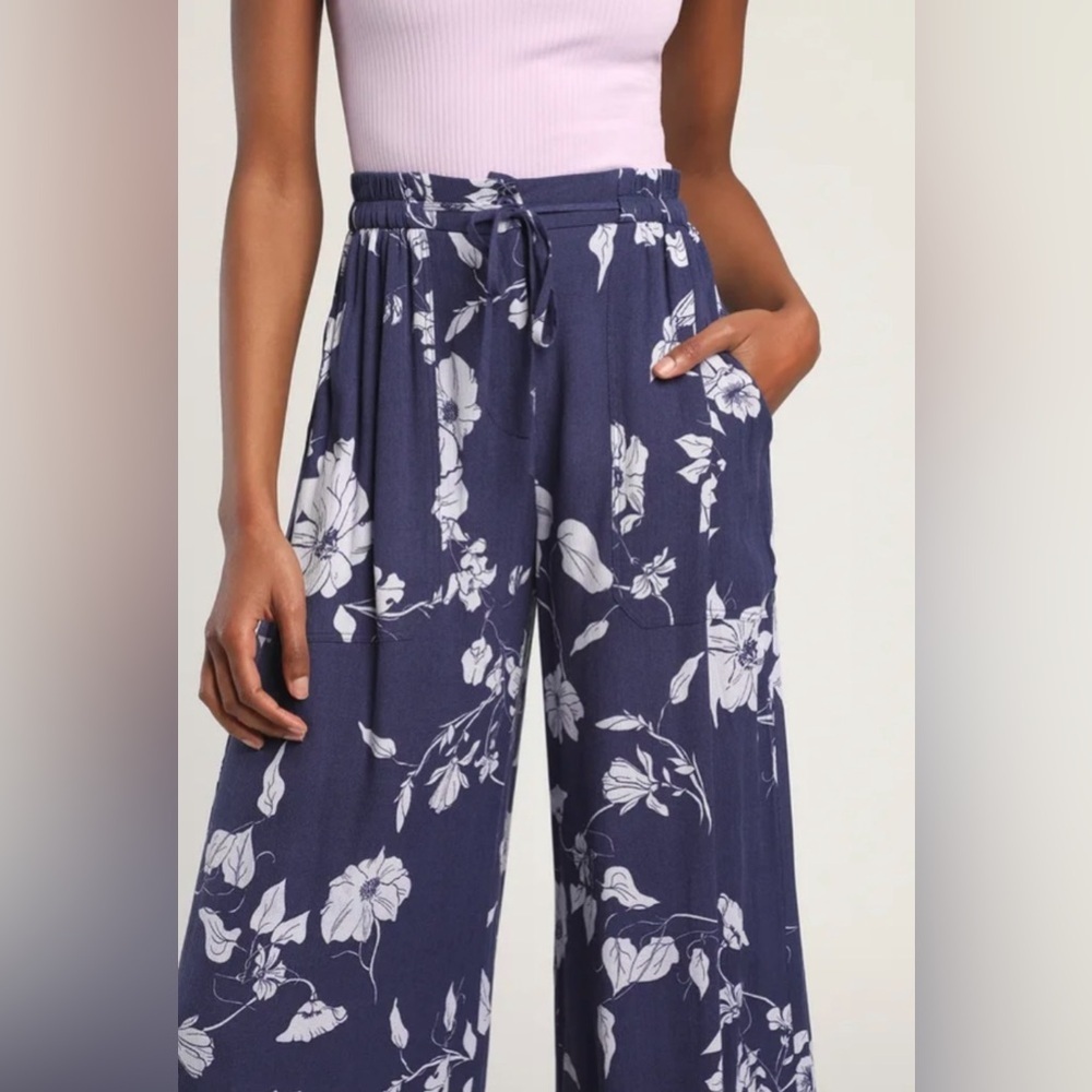 🚨 NWT Lulus Growing On You Navy Blue Floral Print Wide Leg Pants. Size Medium. - Picture 3 of 4